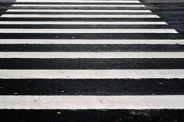 Weiß Gestreifte Markierungen Eines Fußgängerüberwegs Auf Schwarzem Asphalt — Stockfoto