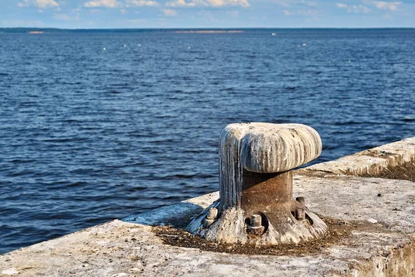 Eski bir demir yığını kıyıya yakın, beton bir plakanın üzerinde, gemiyi bağlamak için.