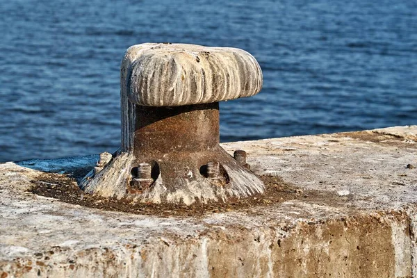 One Old Iron Bollard Closeup Shore Concrete Plate Mooring Vessel — Stock Photo, Image