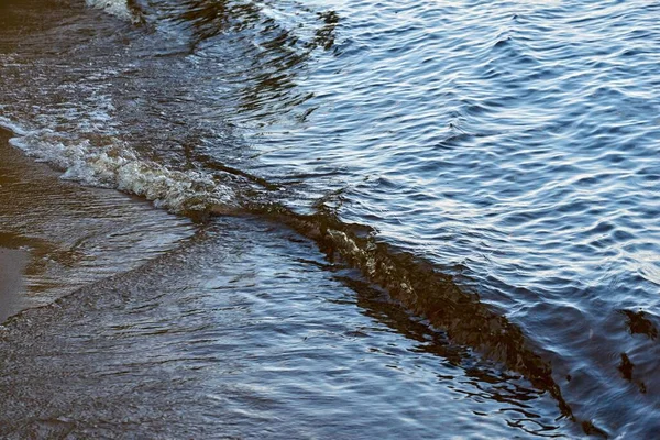 Abstrakt Vatten Surfa Förgrunden För Naturlig Bakgrund — Stockfoto