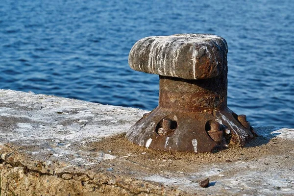 Eine Alte Eisen Poller Nahaufnahme Ufer Auf Einer Betonplatte Zum — Stockfoto