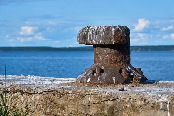 Eski bir demir yığını kıyıya yakın, beton bir plakanın üzerinde, gemiyi bağlamak için.