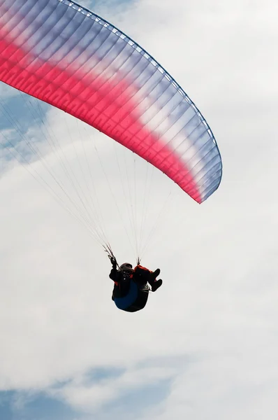 Parachutist op blauwe hemel — Stockfoto
