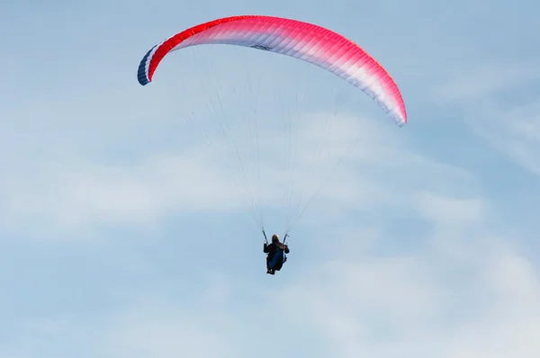 Parachutist op blauwe hemel — Stockfoto