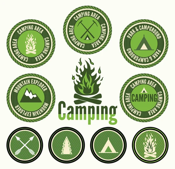 Retro camping jelvényeket és címkéket — Stock Vector