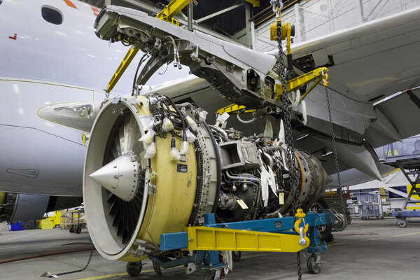 Воздушный двигатель на крыле во время технического обслуживания
