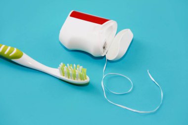 kırmızı diş fırçası ve diş fırçası.