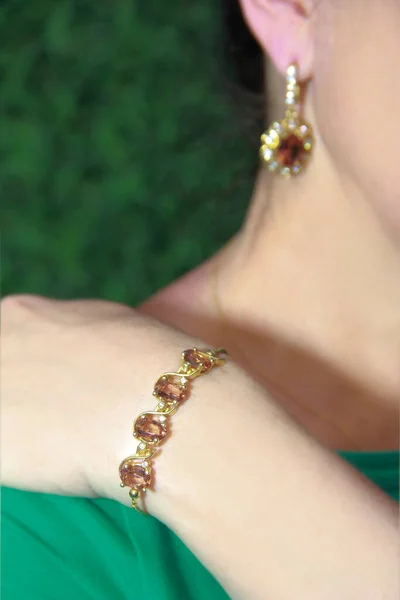 Mulheres Pulseira Ouro Jóias Com Pedra Preciosa — Fotografia de Stock