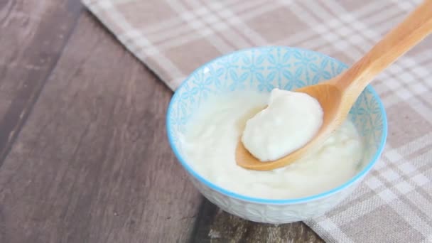 Йогурт Белого Ферментированного Молока Стеклянной Миске — стоковое видео