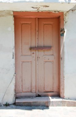 Grafik süsleri olan eski ahşap kapılar