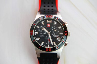 Antalya, Türkiye, 24 Eylül 2021. Yuvarlak metal bir çantadaki erkek saati.