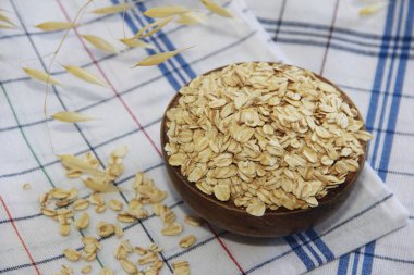 Tabakta doğal kuru yulaf ezmesi