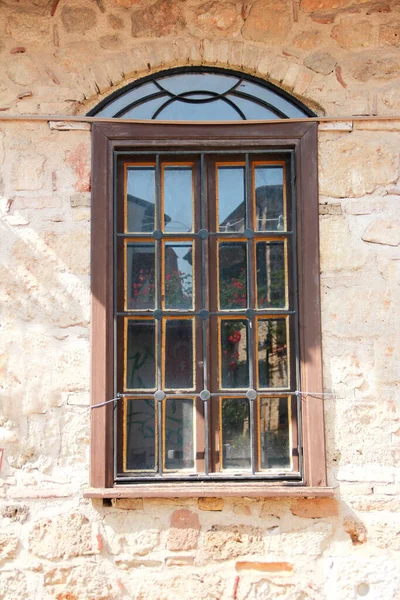 Holzfenster Der Fassade Des Gebäudes — Stockfoto