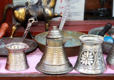 Kahve demlemek için metal konteynır