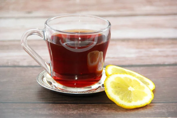 Черный Чай Стеклянной Кружке Ломтик Лимона — стоковое фото