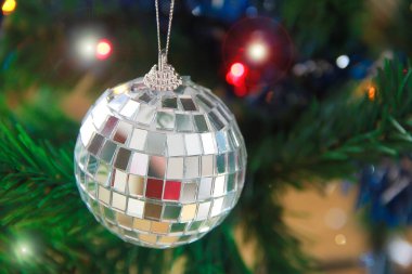 Ağaçta renkli yuvarlak Noel oyuncakları topları