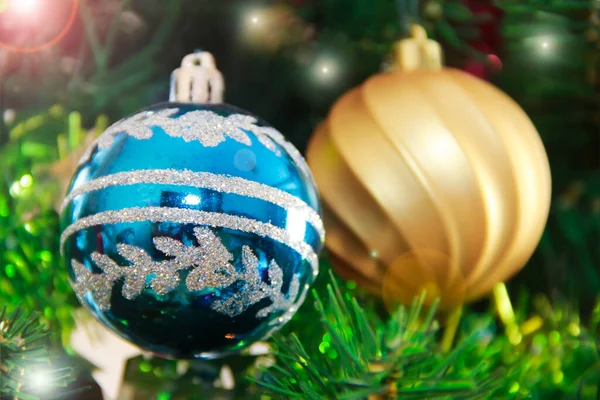 Разноцветные Круглые Рождественские Игрушки Шары Елке — стоковое фото