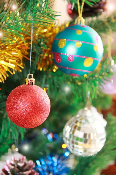 Bunte Runde Weihnachtskugeln Baum — Stockfoto