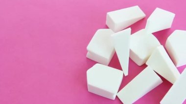 Krem sürmek için beyaz köpük kozmetik süngerler