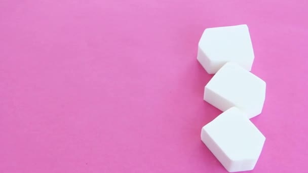 Esponjas Cosméticas Espuma Blanca Para Aplicar Crema — Vídeos de Stock
