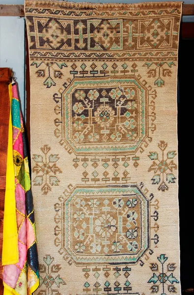 带图形装饰品的东方地毯 — 图库照片