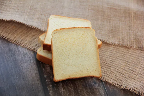 白いトーストパンの正方形のスライス — ストック写真
