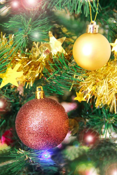 Runde Glänzende Spielzeugkugeln Auf Einem Weihnachtsbaum — Stockfoto