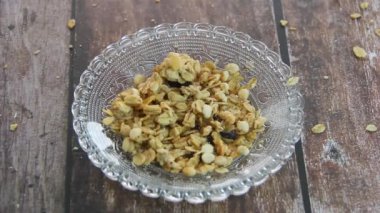Çikolatalı müsli granola.