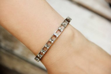 Kadınların değerli taşlı altın bilezikleri.