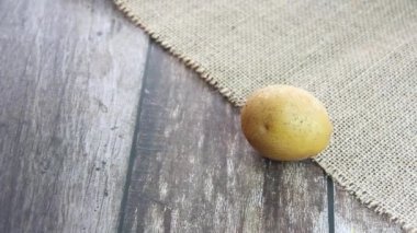 Taze, sarı renkli meyveler arasındadırlar.