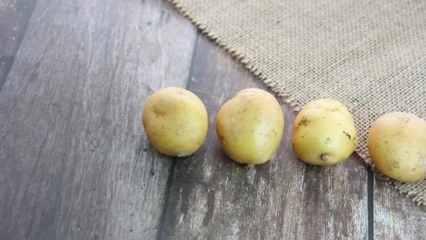 新鲜的黄色土豆制成的圆形水果 — 图库视频影像