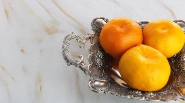 Portakallı tatlı meyveler.