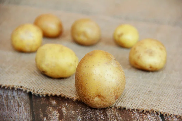 Ronde Vruchten Van Verse Gele Aardappelen — Stockfoto