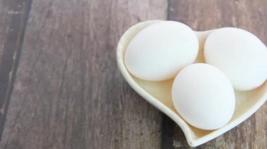 sert kabuklu beyaz tavuk yumurtaları