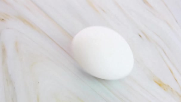 Sert Kabuklu Beyaz Tavuk Yumurtaları — Stok video