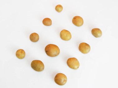 Taze, sarı renkli meyveler arasındadırlar.