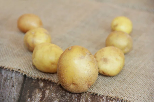 Runde Früchte Von Frischen Gelben Kartoffeln — Stockfoto