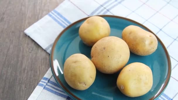 Круглі Плоди Натуральної Жовтої Картоплі — стокове відео