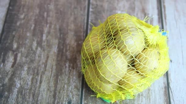 天然黄色土豆的圆形水果 — 图库视频影像