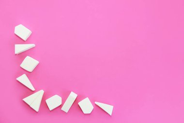 Krem sürmek için beyaz köpük kozmetik süngerler