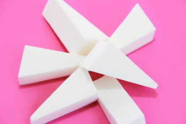 Krem sürmek için beyaz köpük kozmetik süngerler