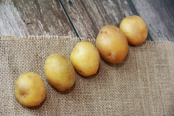 Runde Frische Natürliche Gelbe Kartoffel — Stockfoto