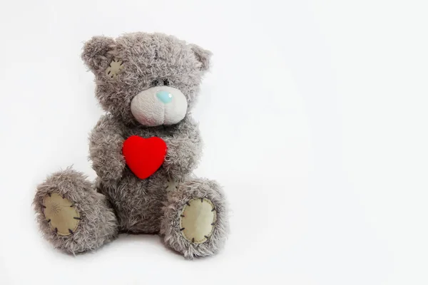 Zabawka Puszysty Niedźwiedź Trzymając Czerwone Serce — Zdjęcie stockowe