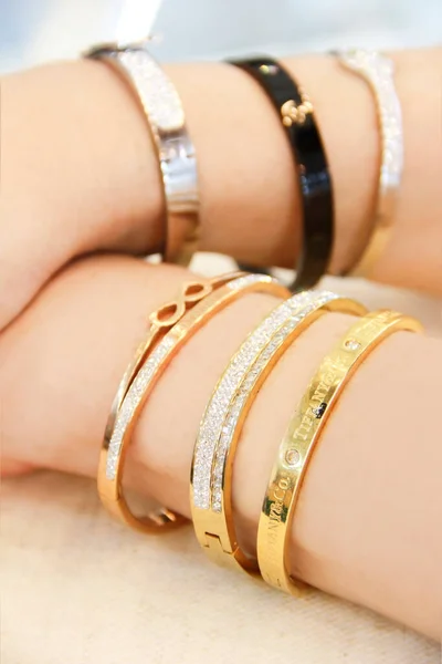 Antalya Turkije November 2021 Vrouwen Sieraden Armbanden Bij Hand — Stockfoto