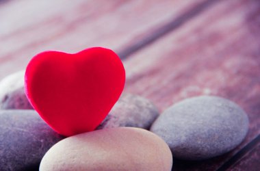 Gri taşlarda kırmızı kalp
