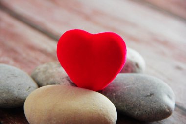 Gri taşlarda kırmızı kalp