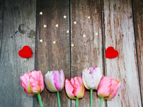 Çiçekler Pembe Laleler Kırmızı Kalp — Stok fotoğraf