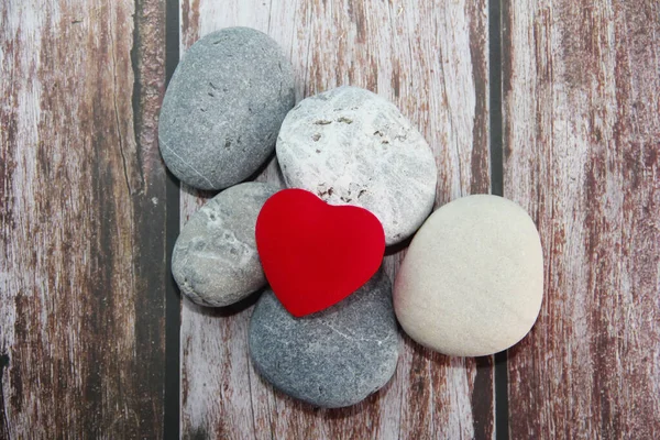 Gri taşlarda kırmızı kalp