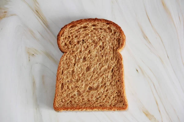 トーストライ麦パンの正方形のスライス — ストック写真