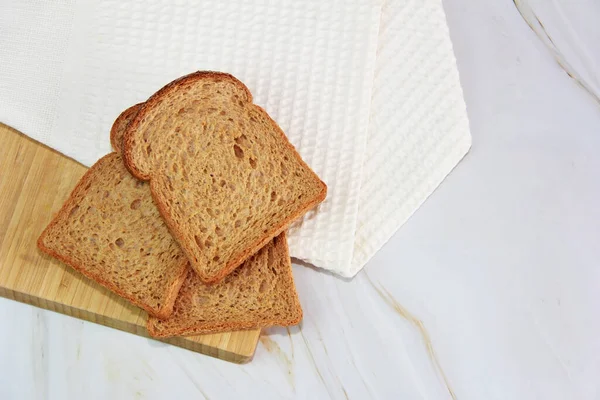 Kare Dilim Kızarmış Çavdar Ekmeği — Stok fotoğraf